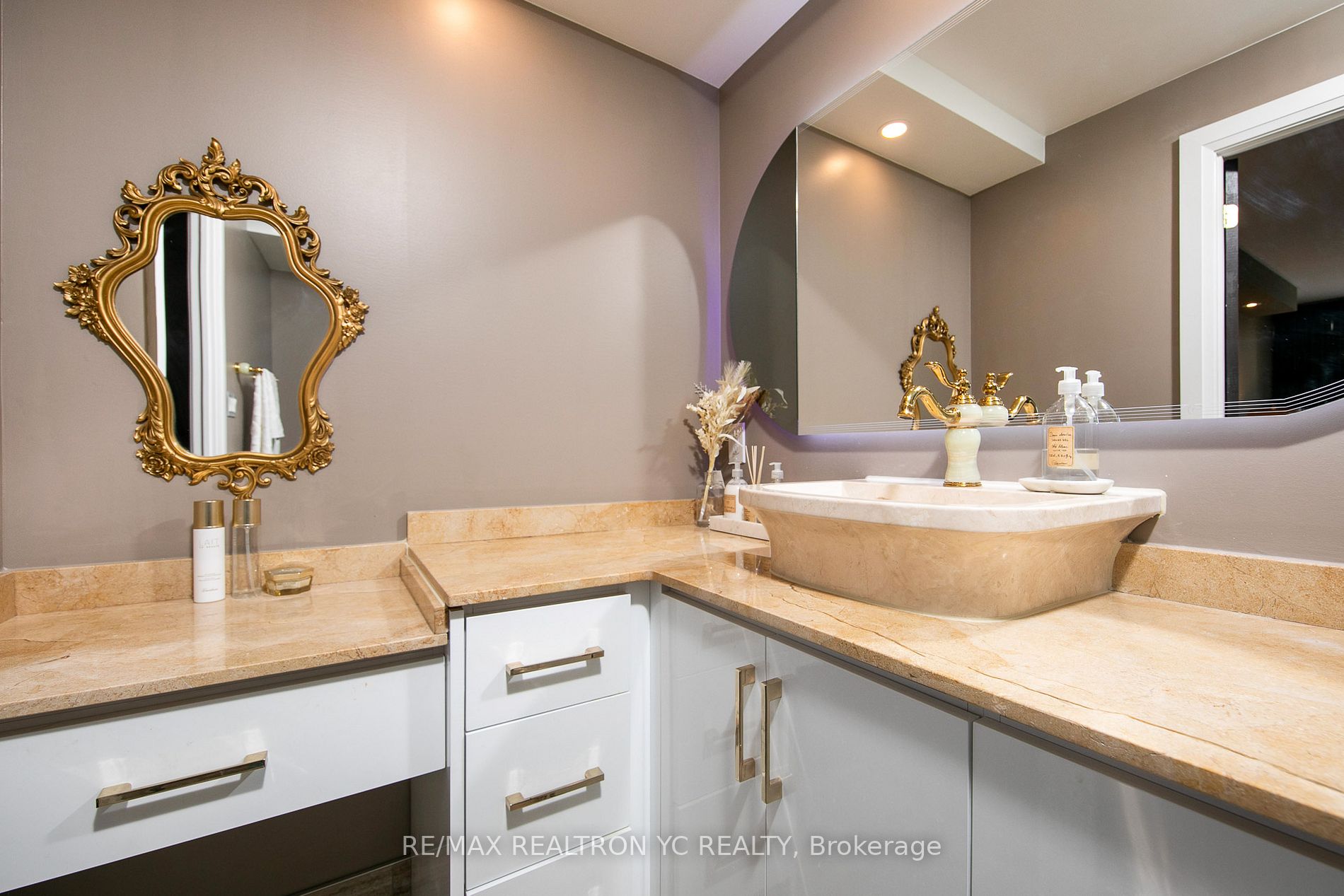 8111 Yonge St, #1712