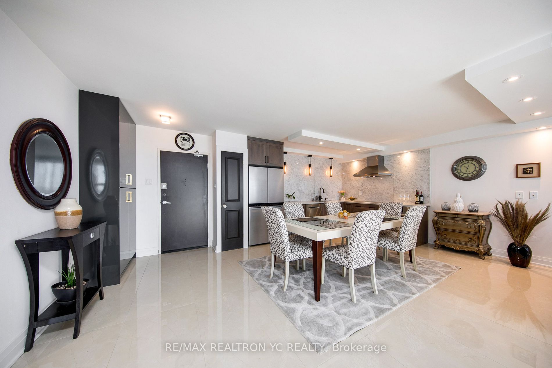 8111 Yonge St, #1712