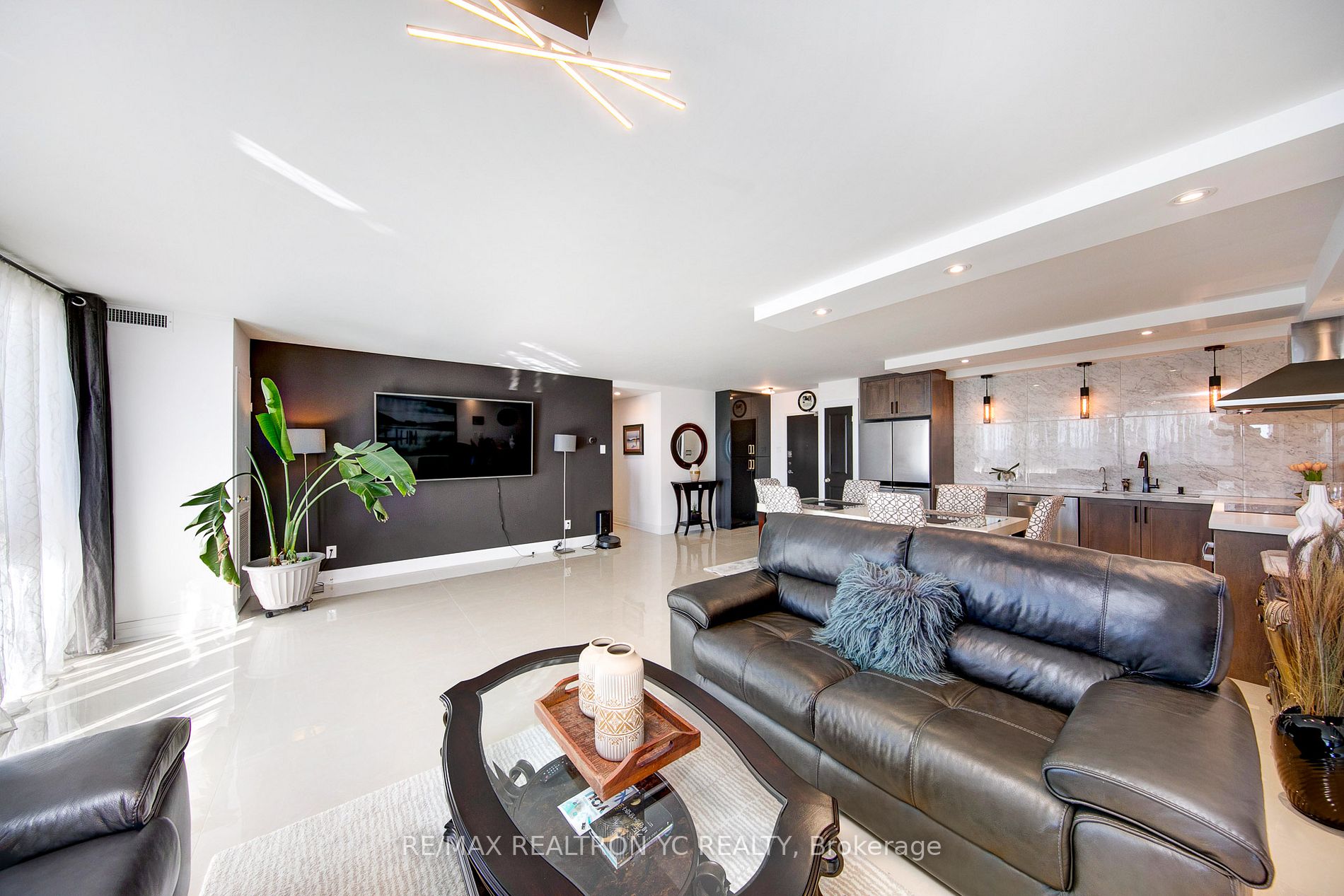 8111 Yonge St, #1712