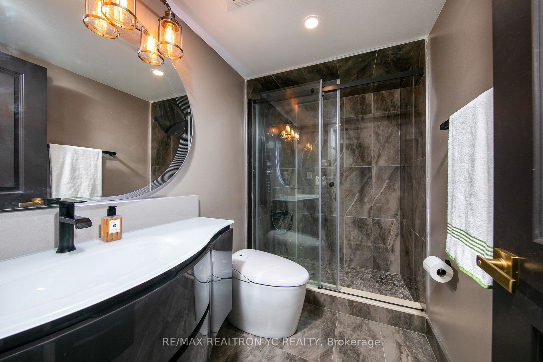 8111 Yonge St, #1712