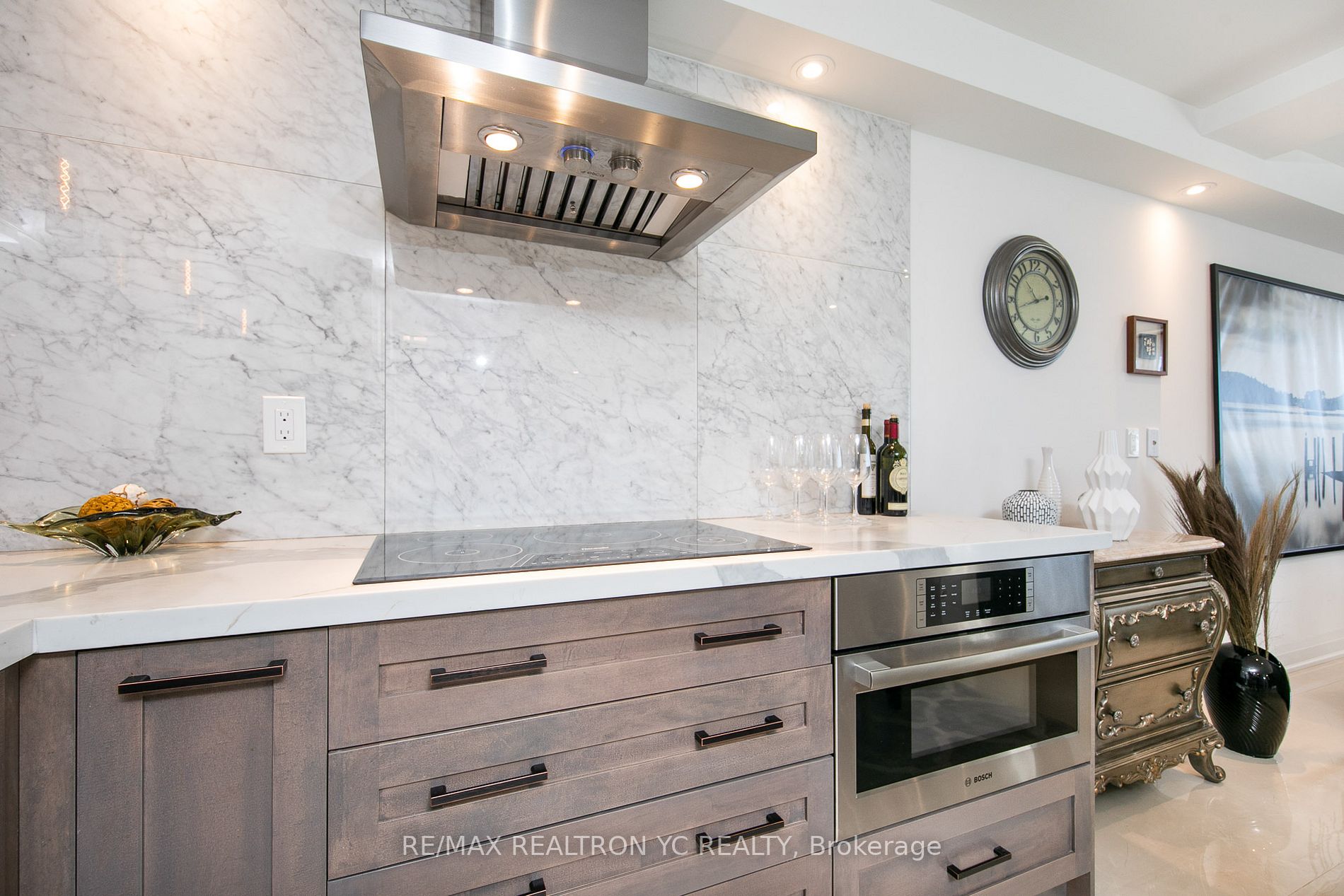8111 Yonge St, #1712