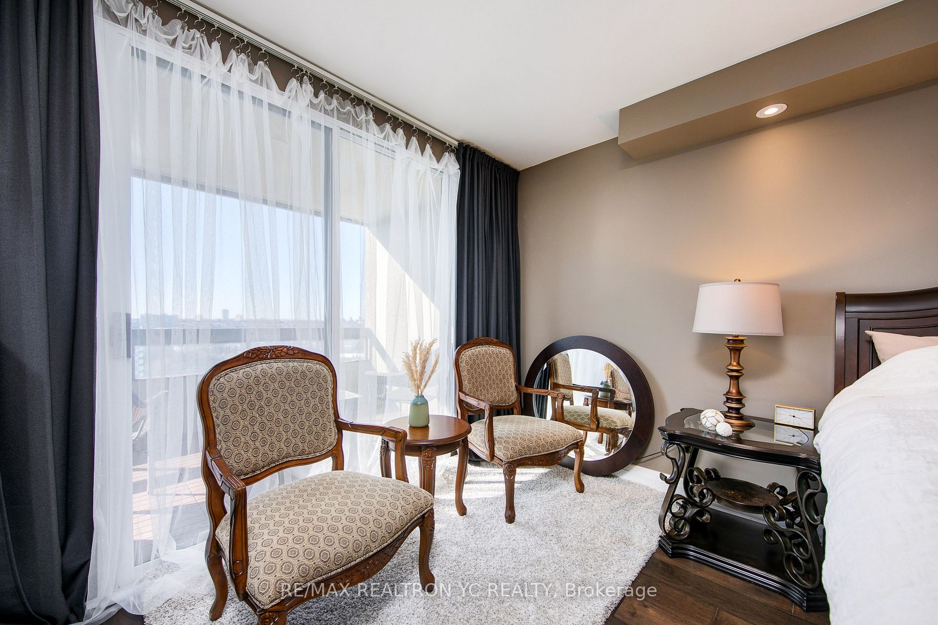 8111 Yonge St, #1712