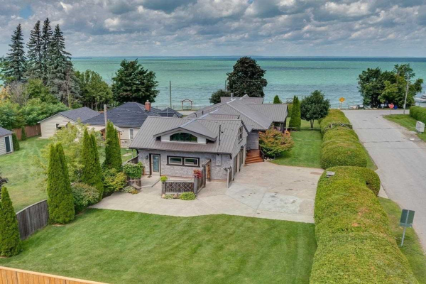523 Lake Dr E, Georgina