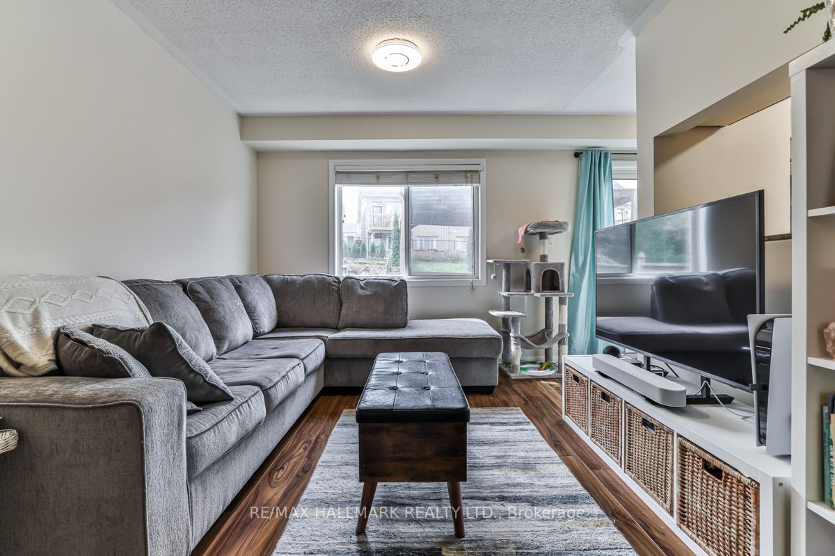 275 King St E