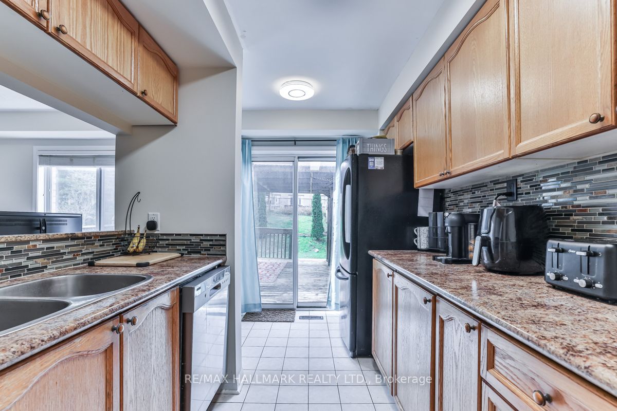 275 King St E