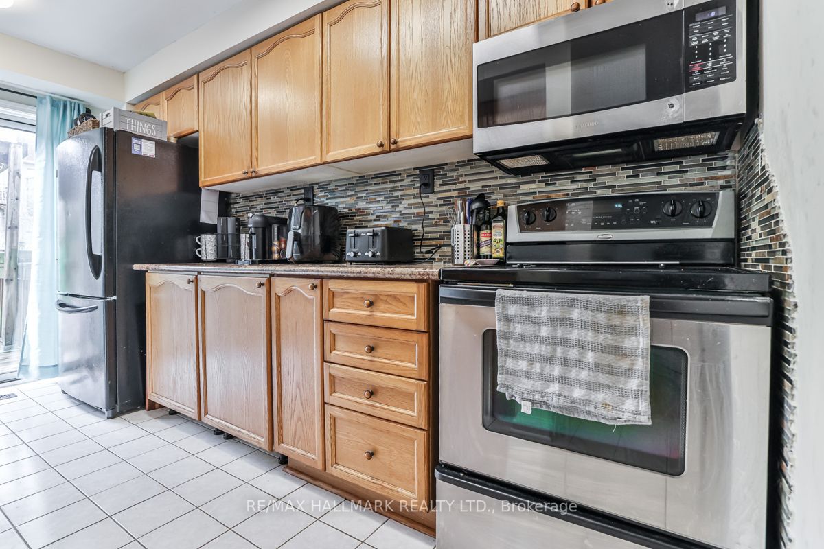 275 King St E