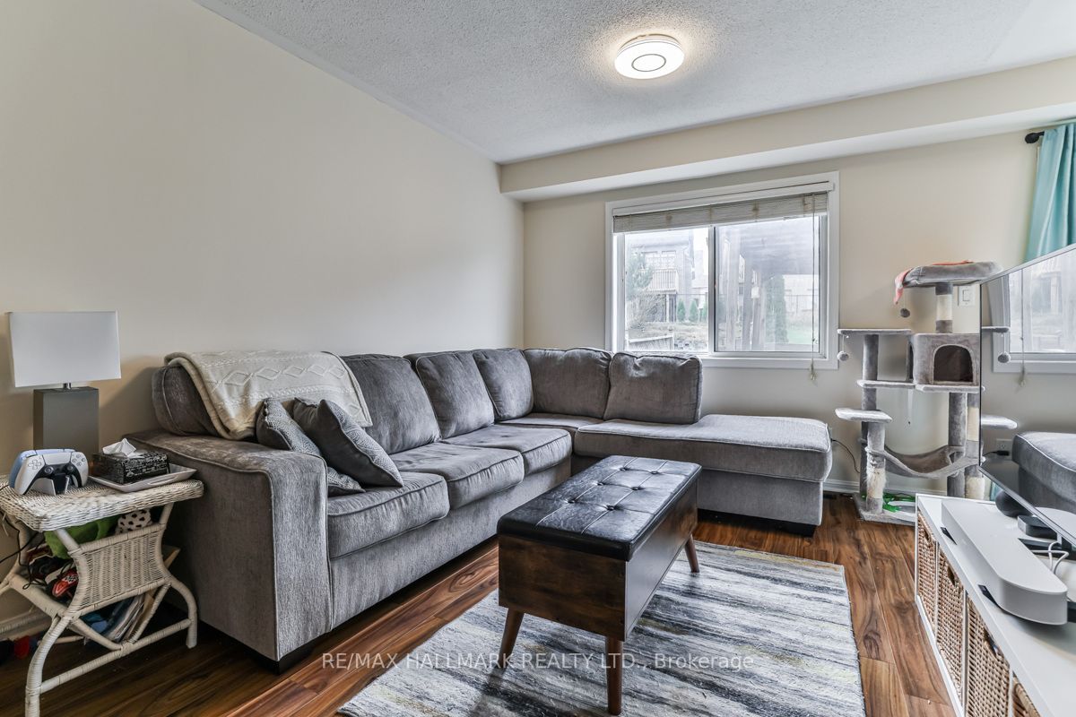 275 King St E