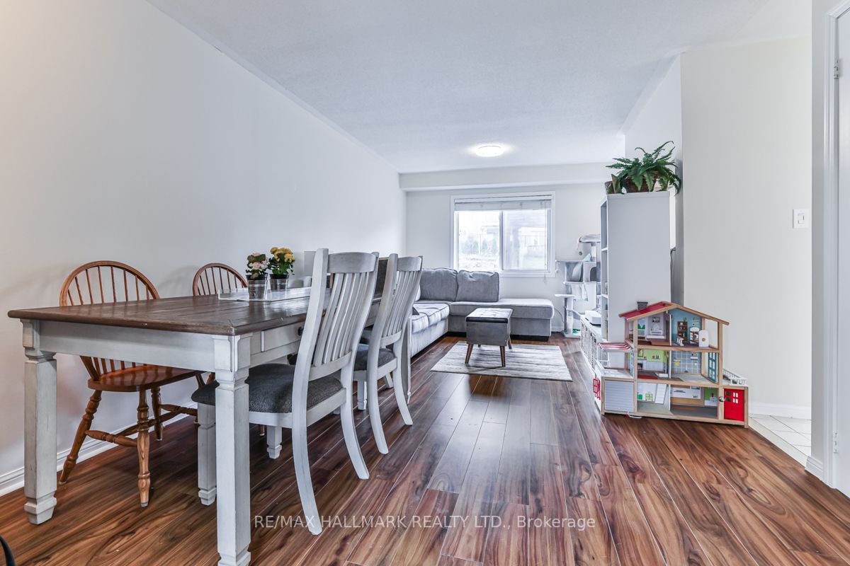 275 King St E