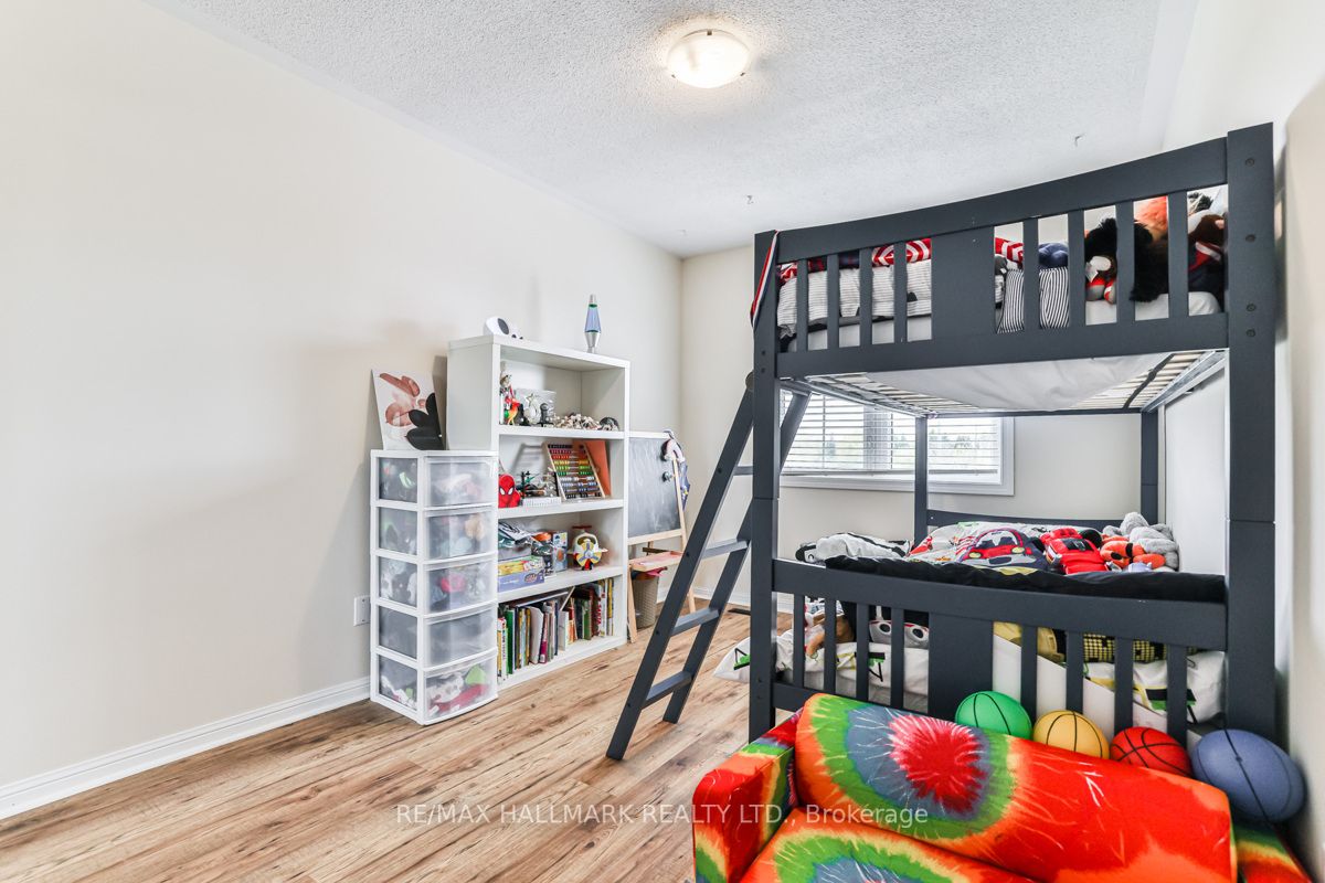 275 King St E