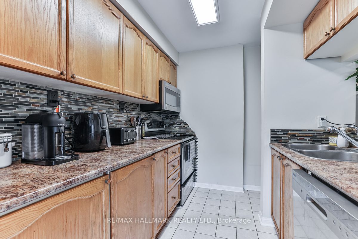 275 King St E