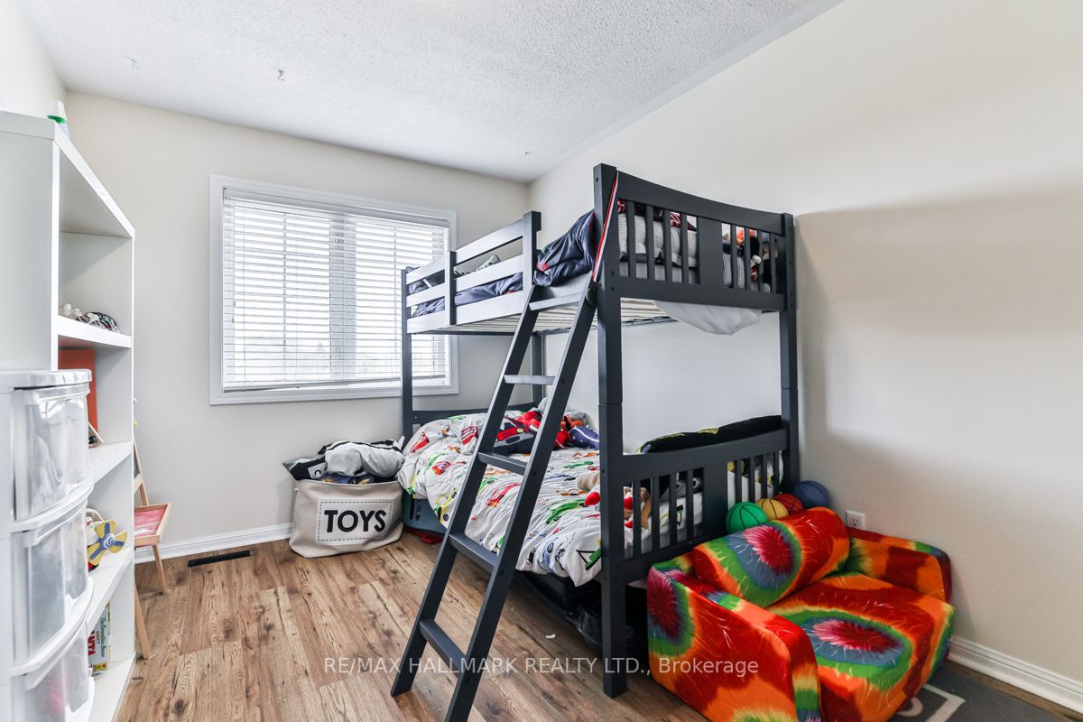 275 King St E