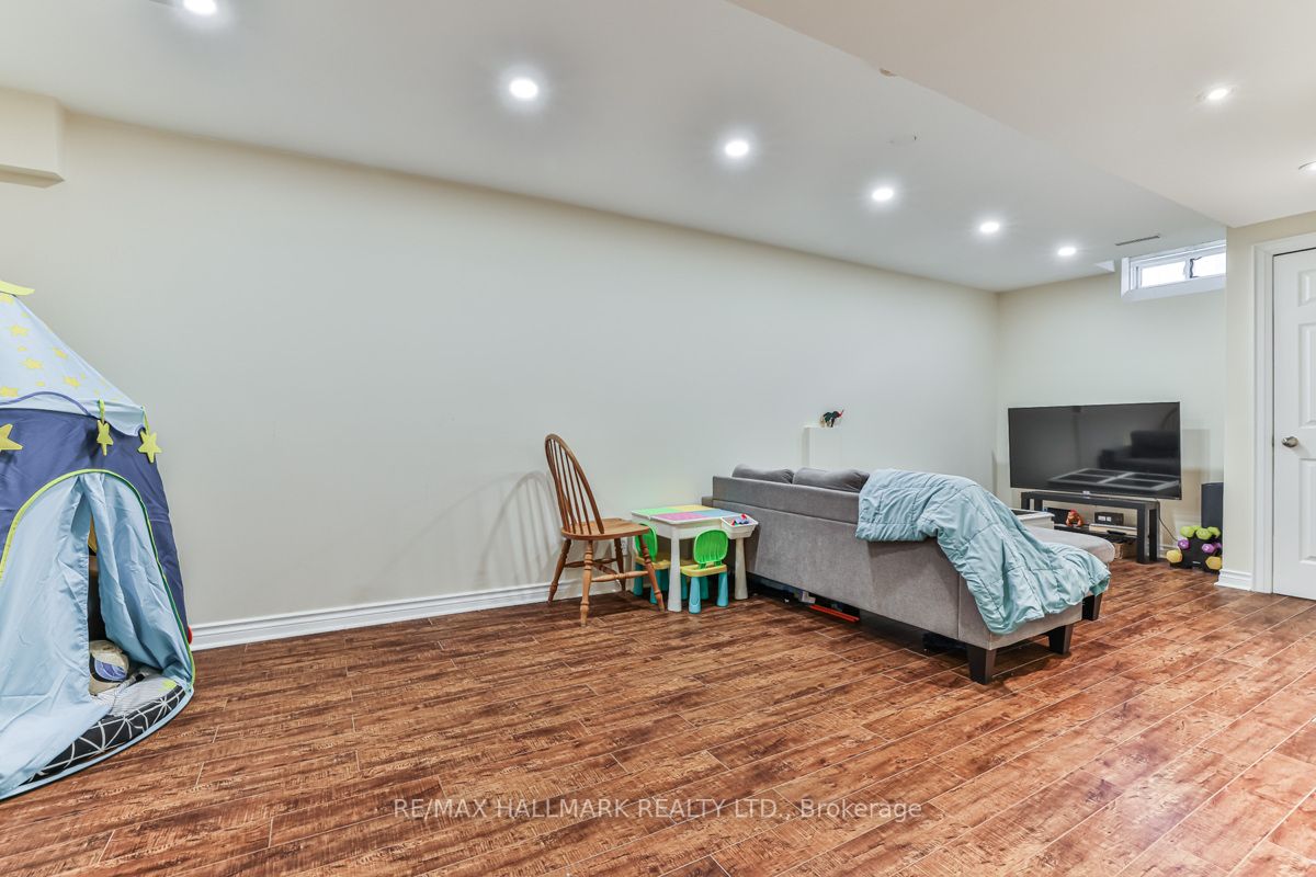 275 King St E