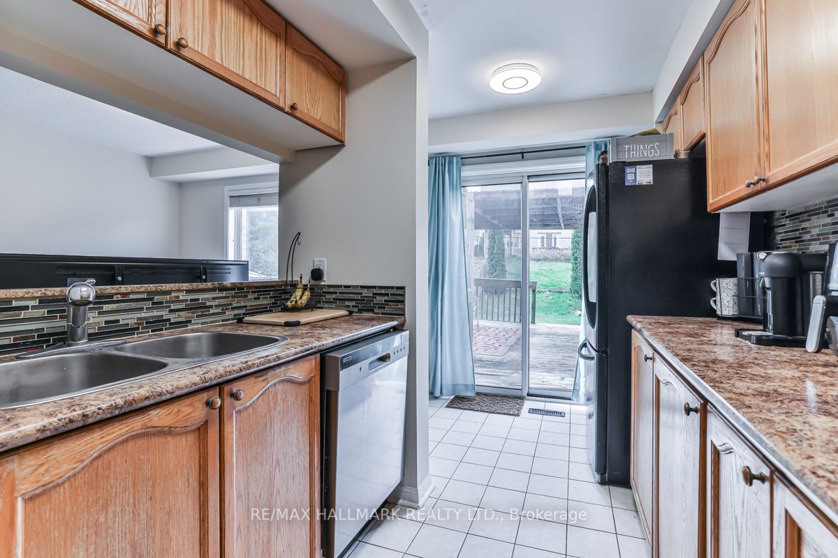 275 King St E