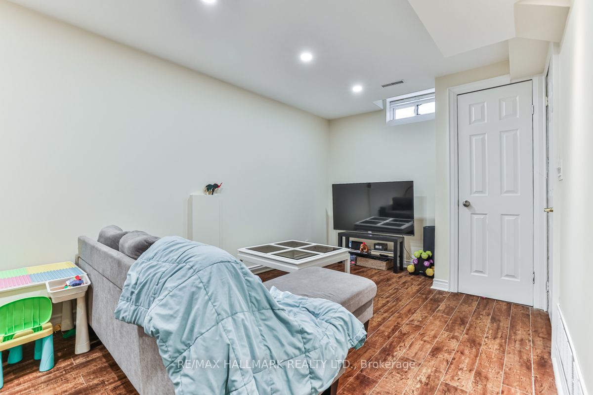 275 King St E