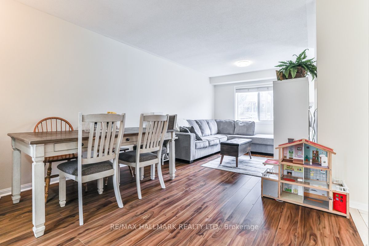 275 King St E