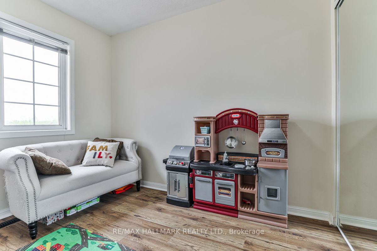 275 King St E