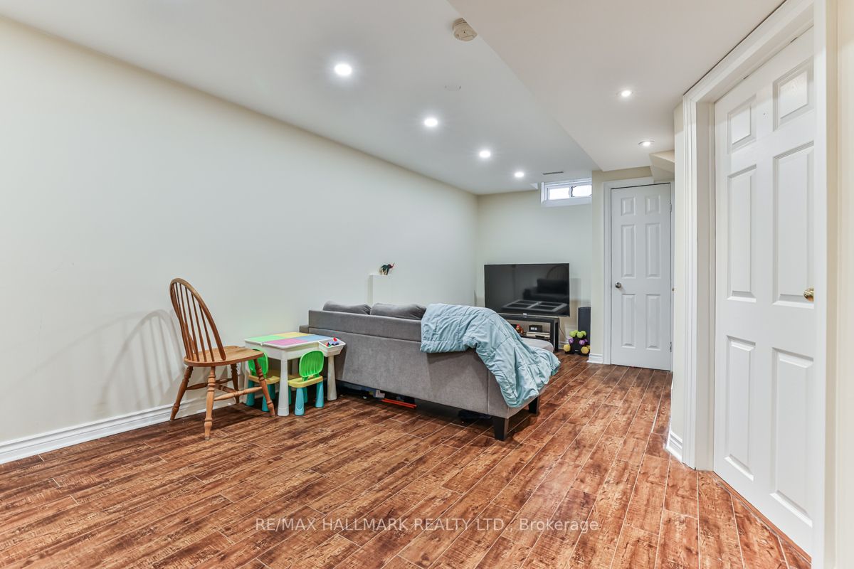 275 King St E