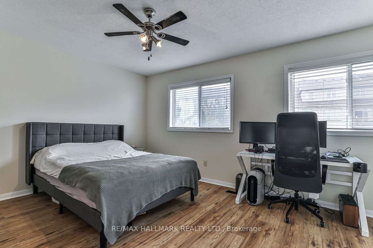 275 King St E