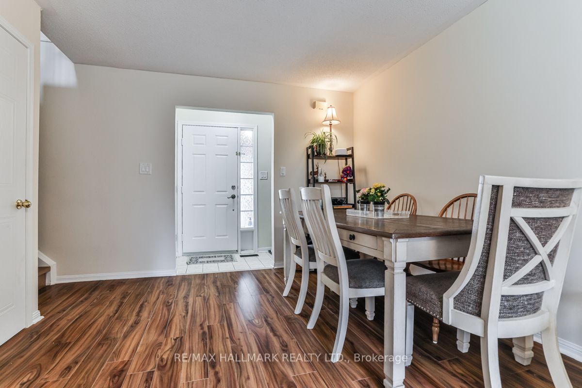 275 King St E
