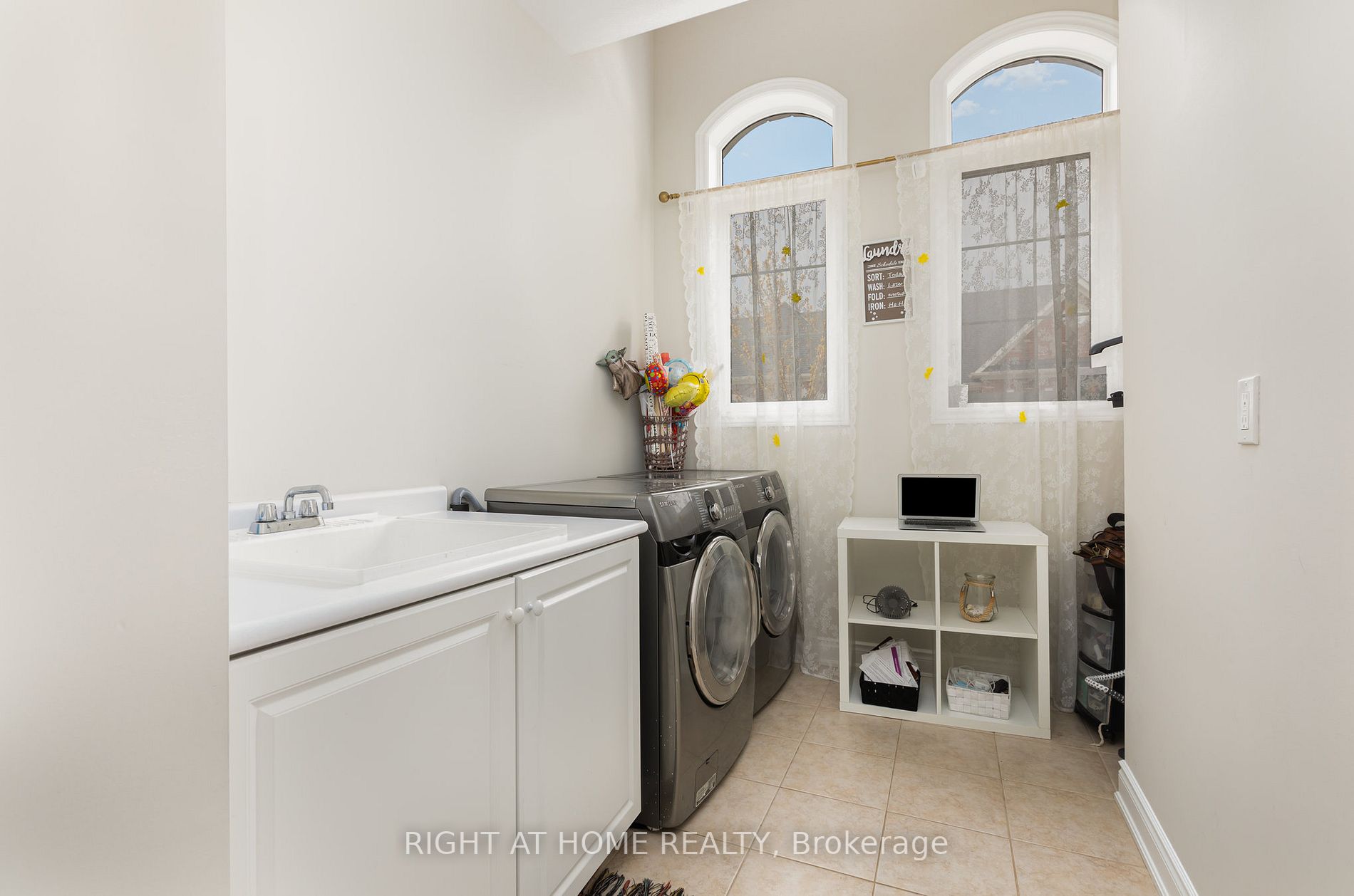1331 Major Mackenzie Dr, #124