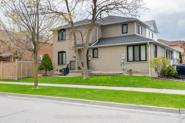 62 Islay Cres, Vaughan
