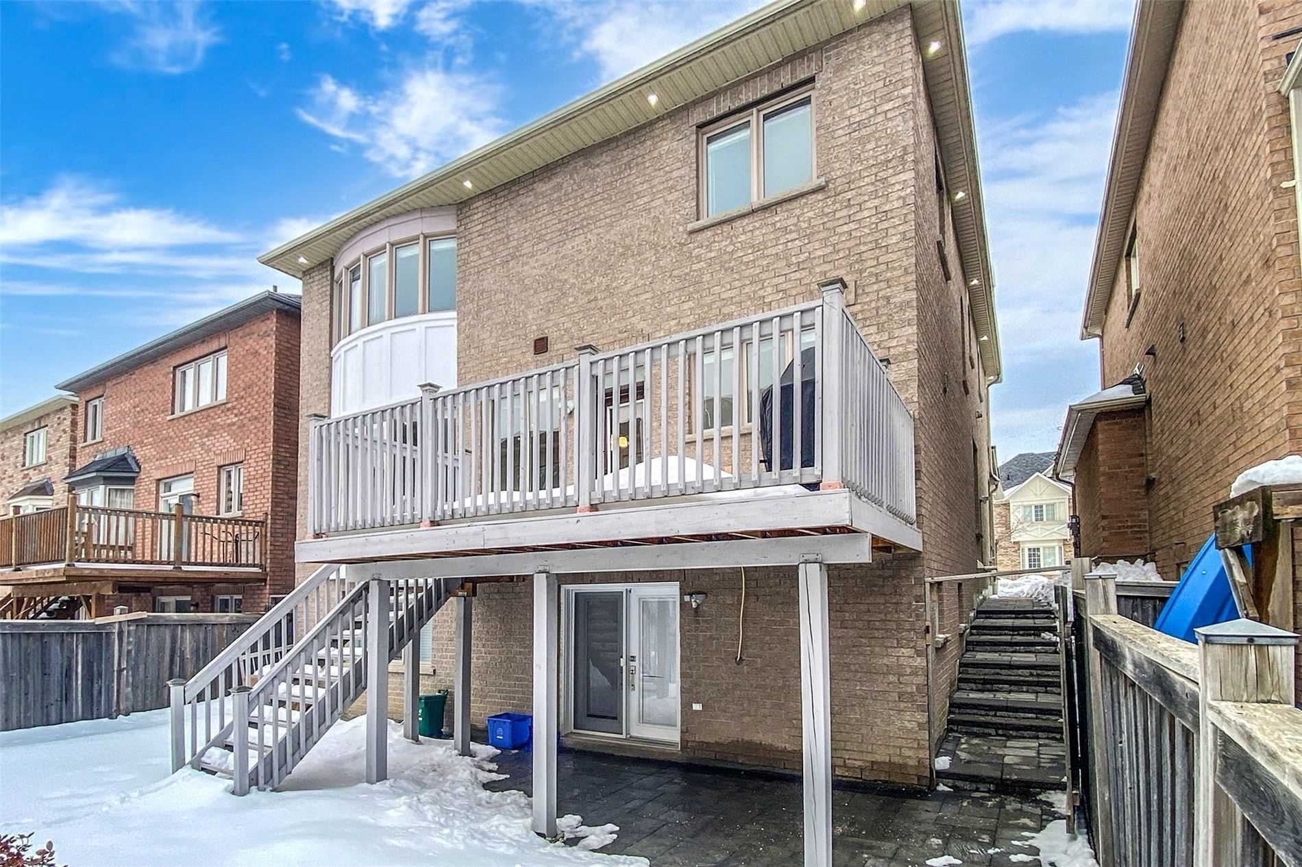 90 Maplebank Cres