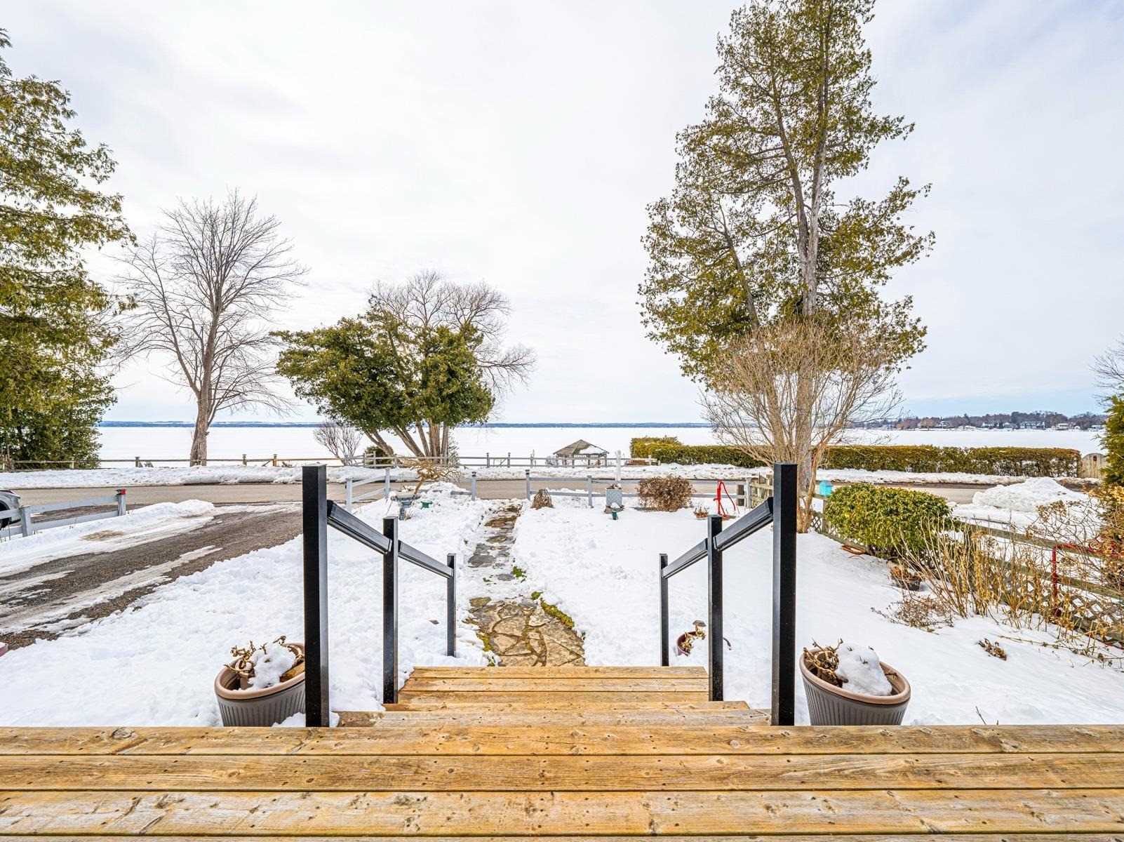 305 Lake Dr N, Georgina