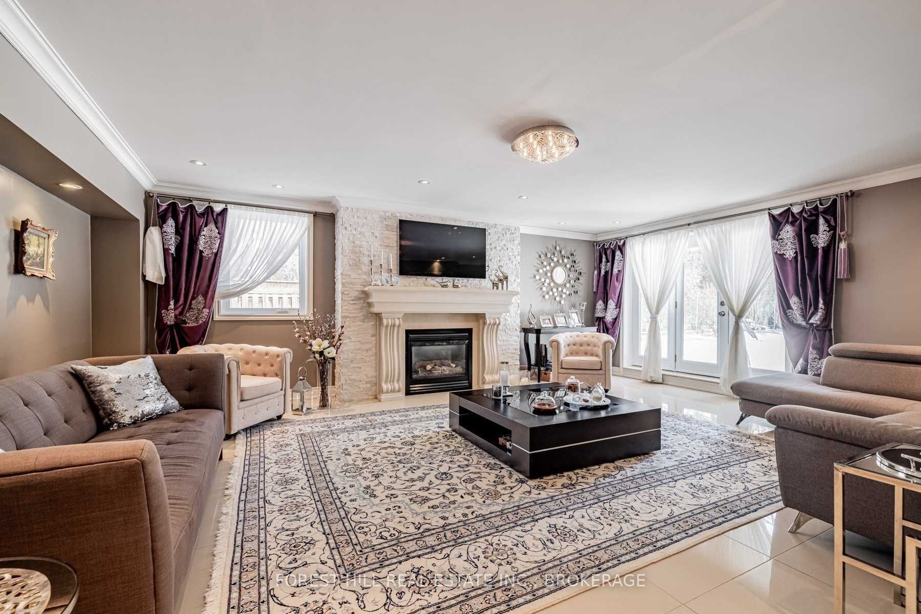 15 Laureleaf Rd