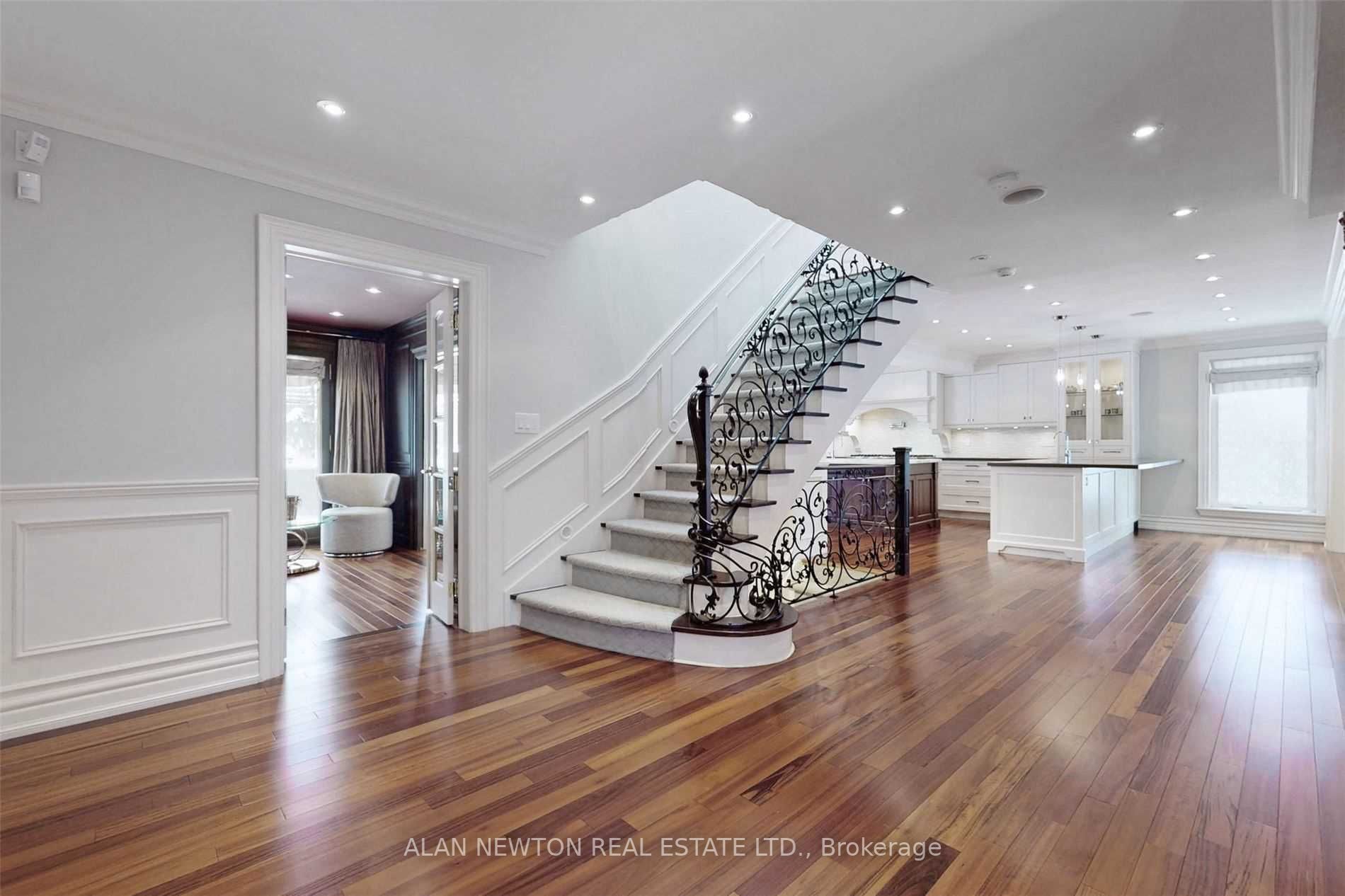 61 Riverside Blvd