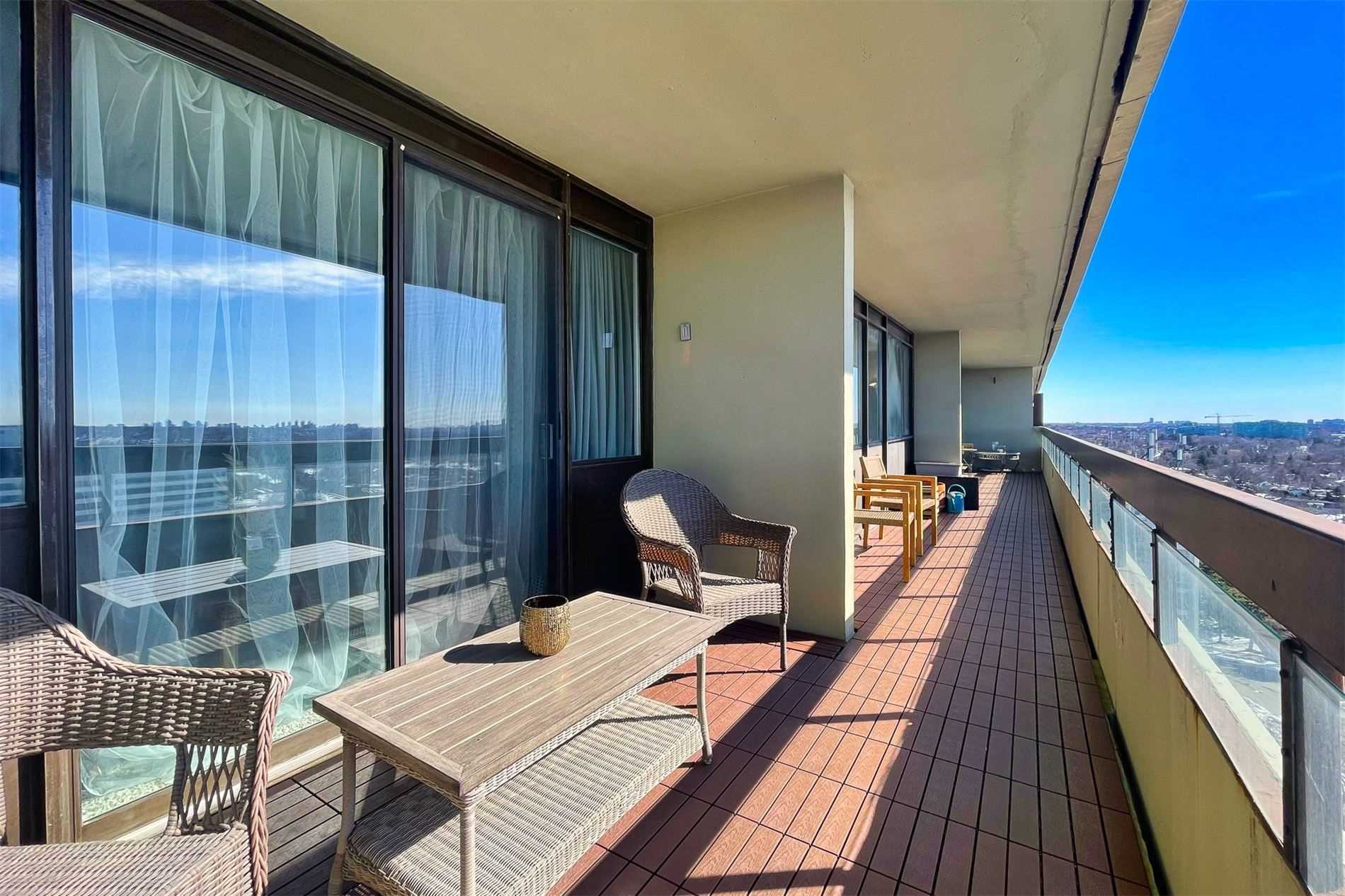 8111 Yonge St, #1712