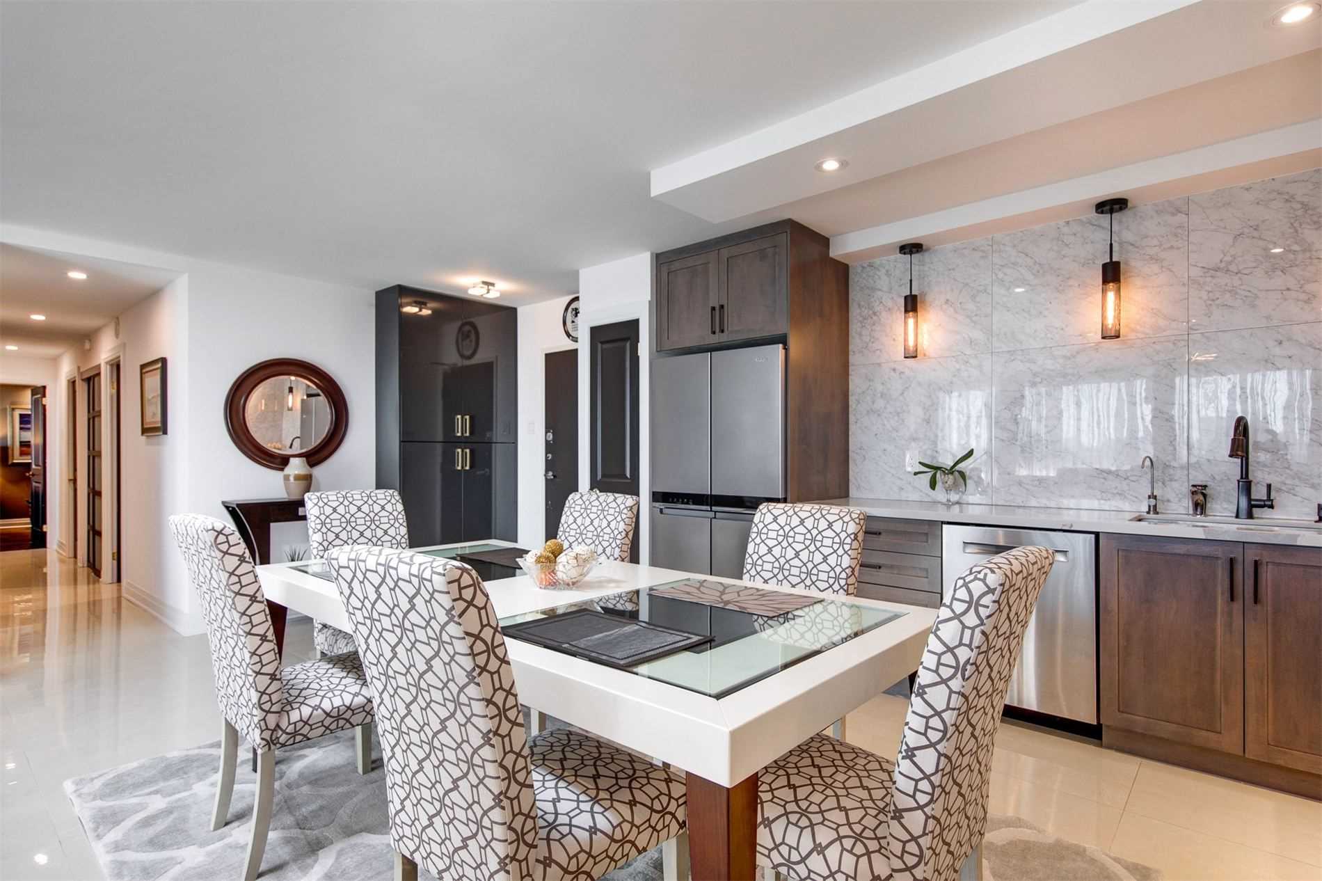 8111 Yonge St, #1712