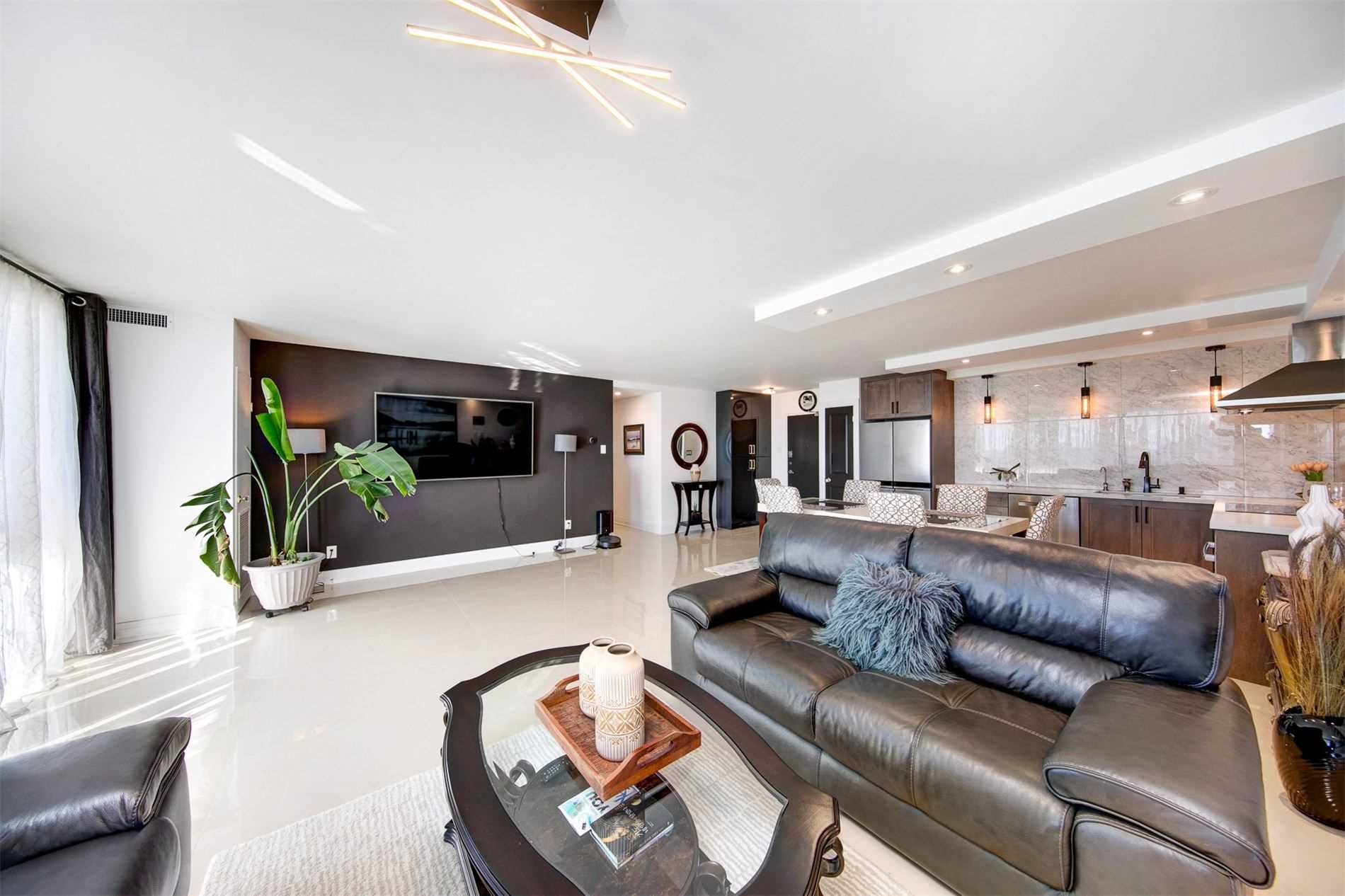 8111 Yonge St, #1712