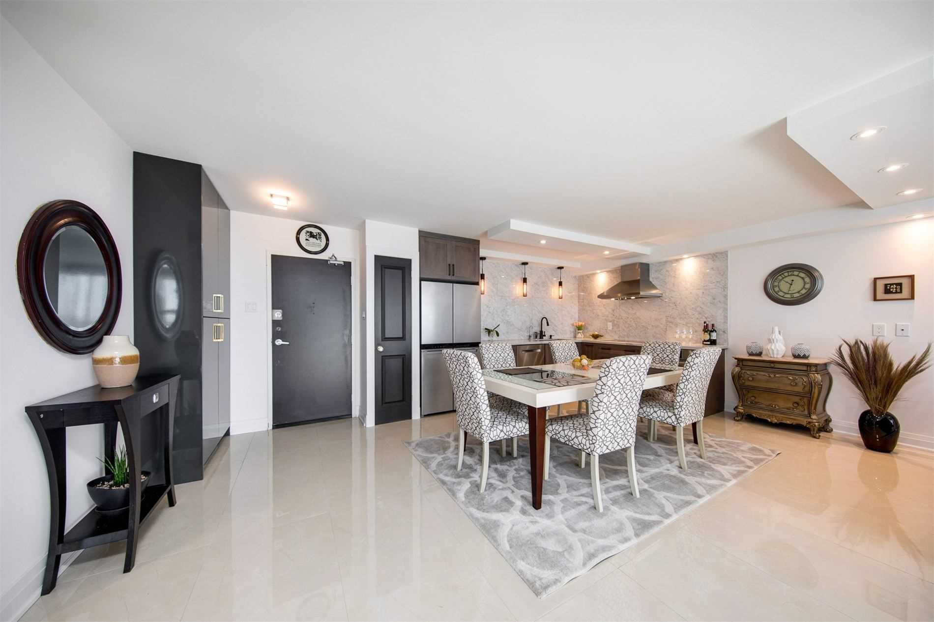 8111 Yonge St, #1712