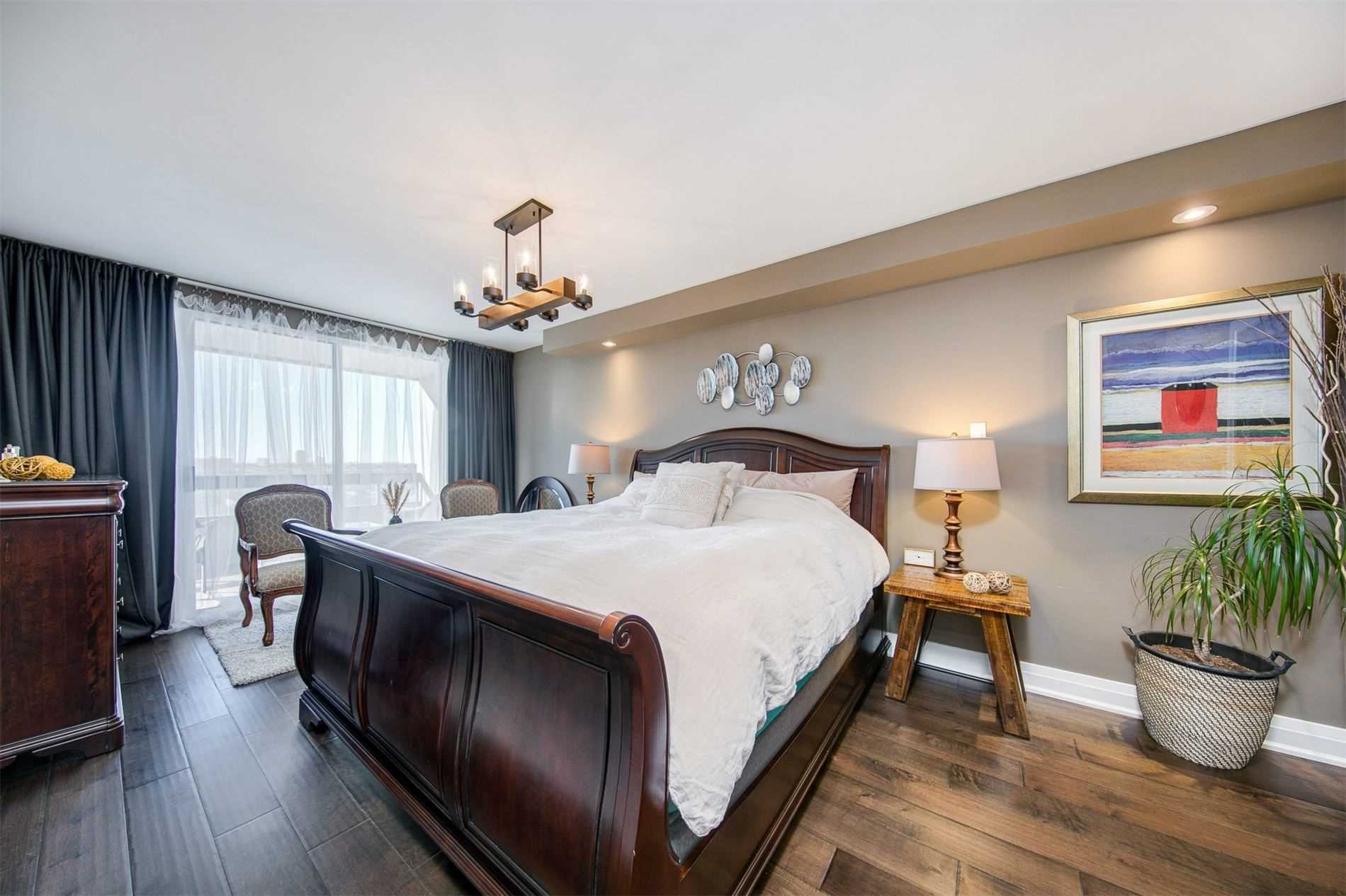 8111 Yonge St, #1712