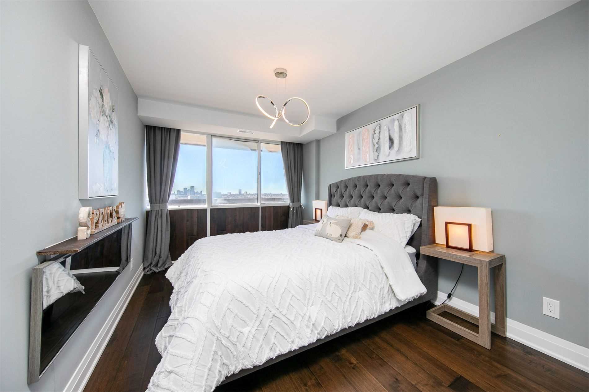 8111 Yonge St, #1712