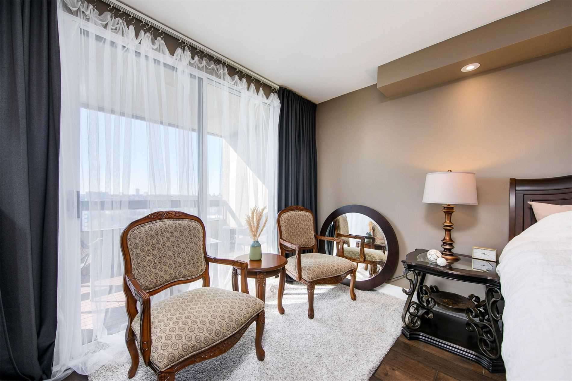 8111 Yonge St, #1712