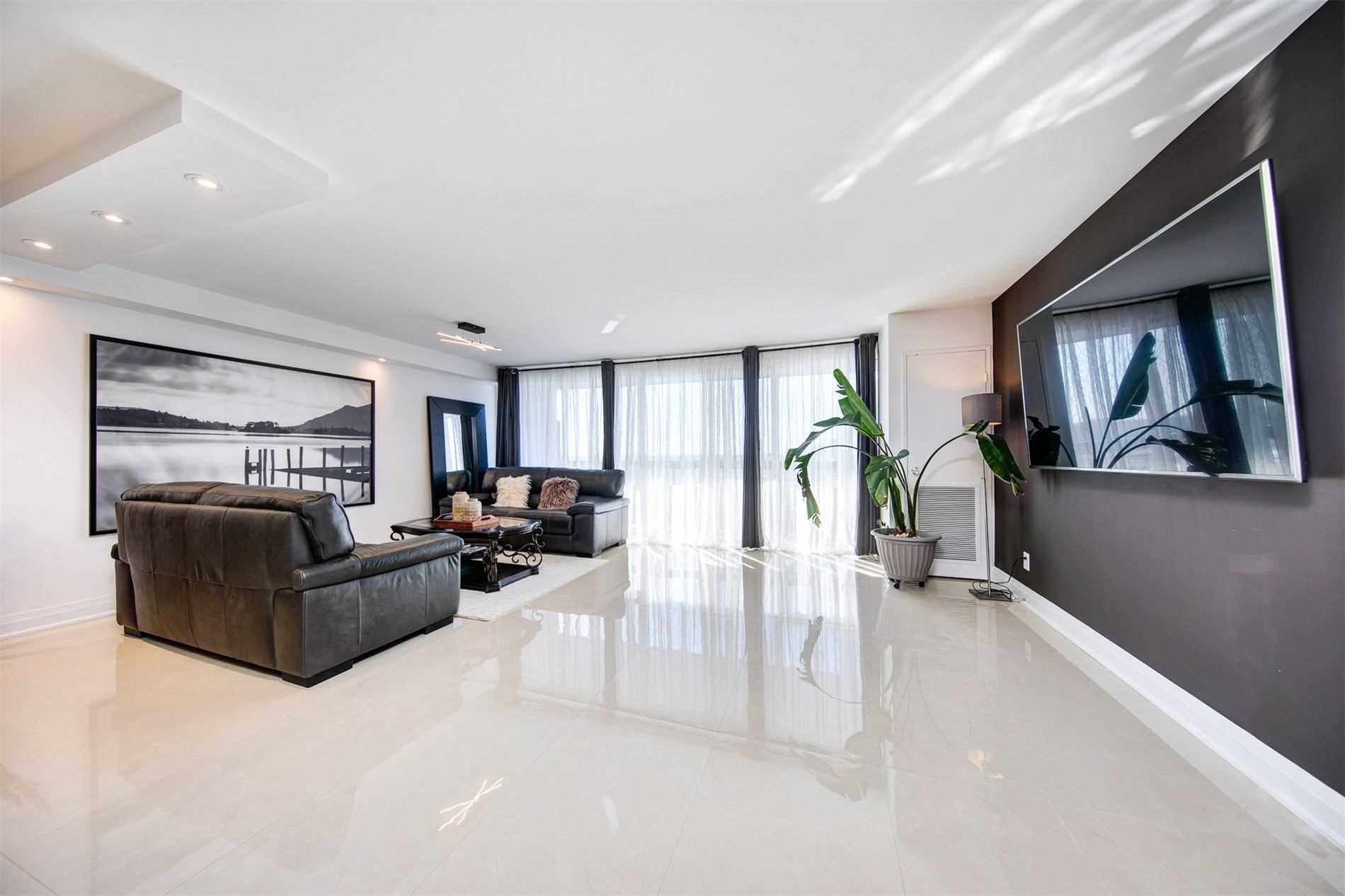 8111 Yonge St, #1712