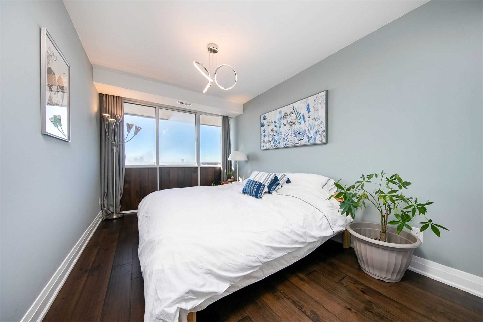 8111 Yonge St, #1712