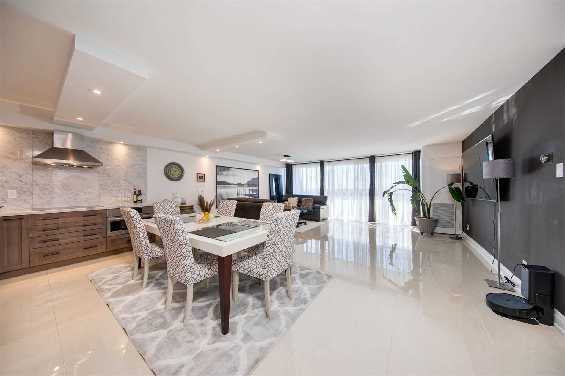 8111 Yonge St, #1712