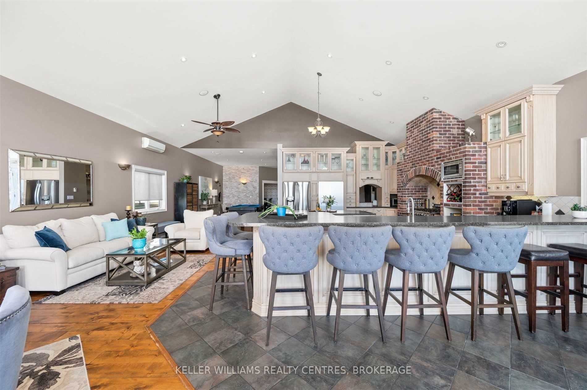 713 Lake Dr E