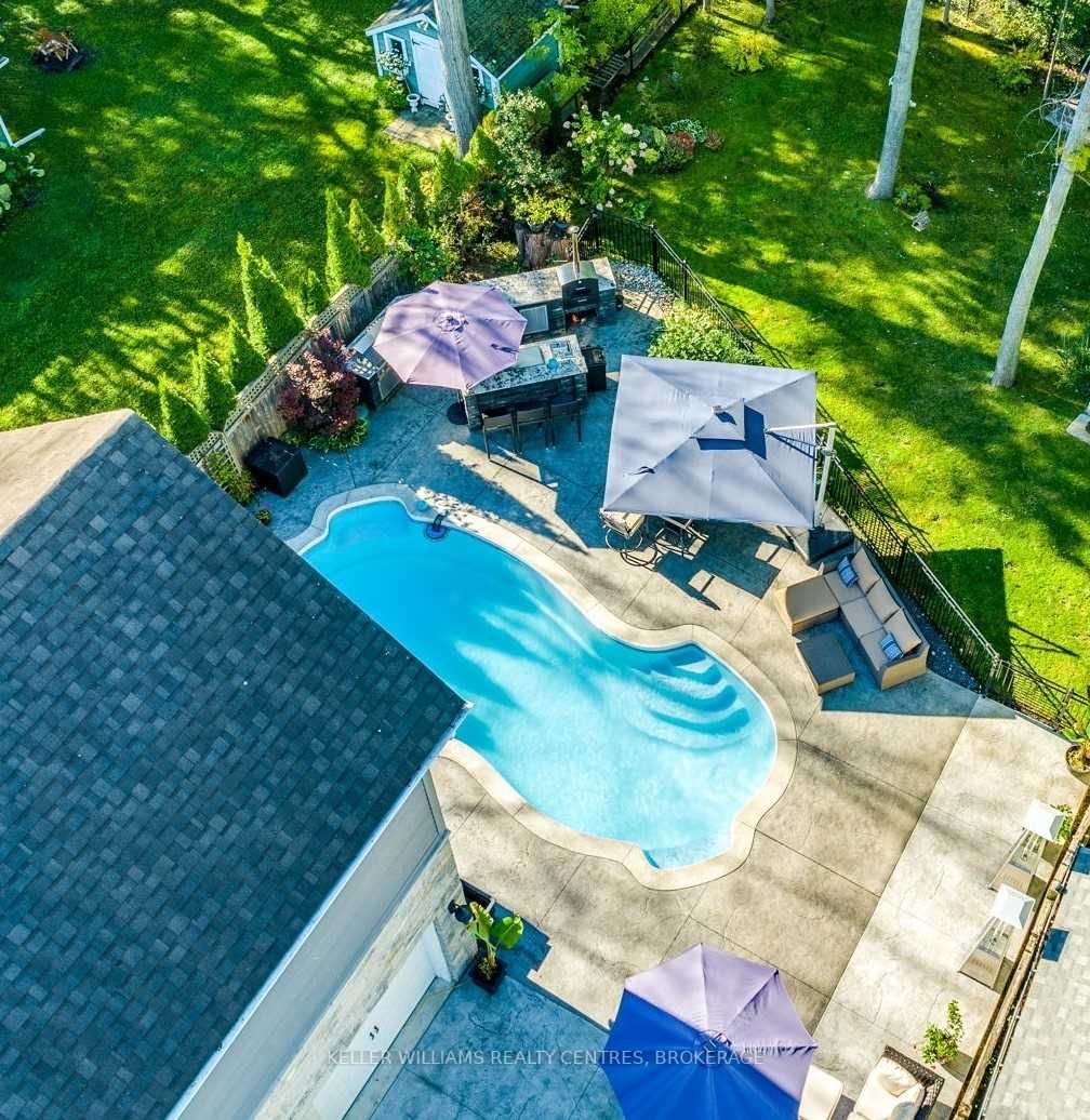713 Lake Dr E
