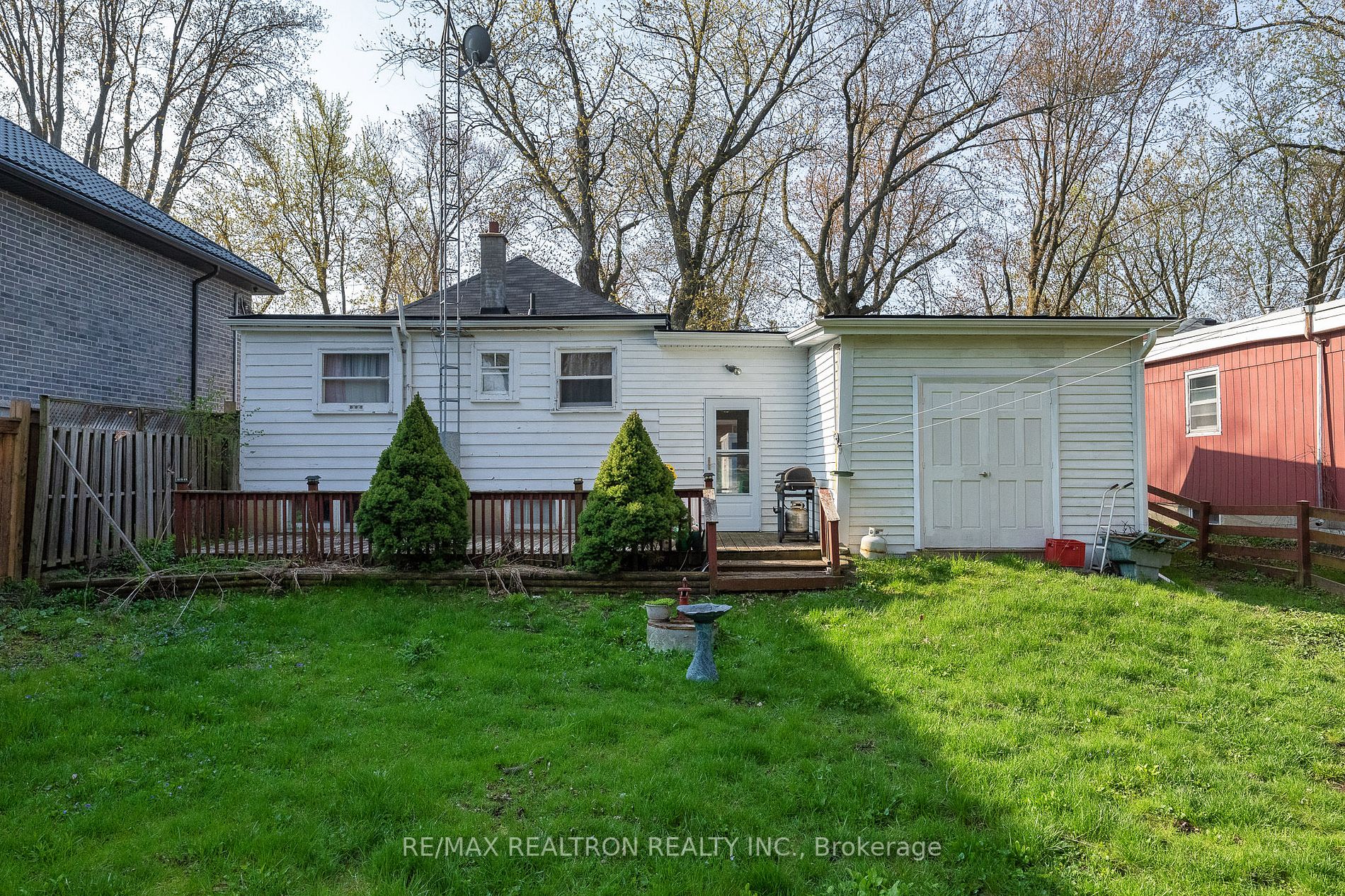 32 Douglas Rd
