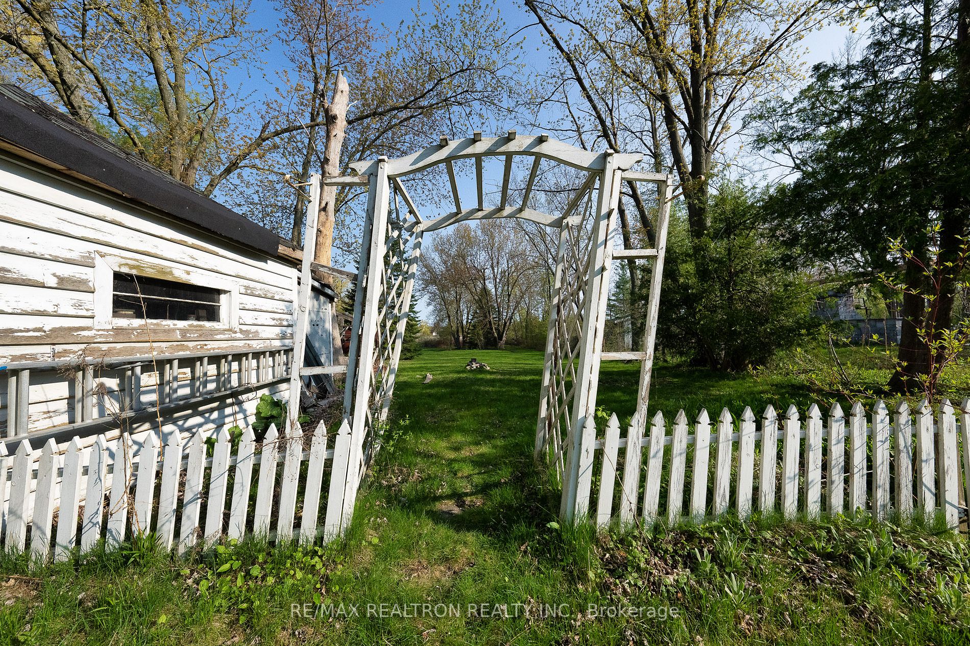 32 Douglas Rd