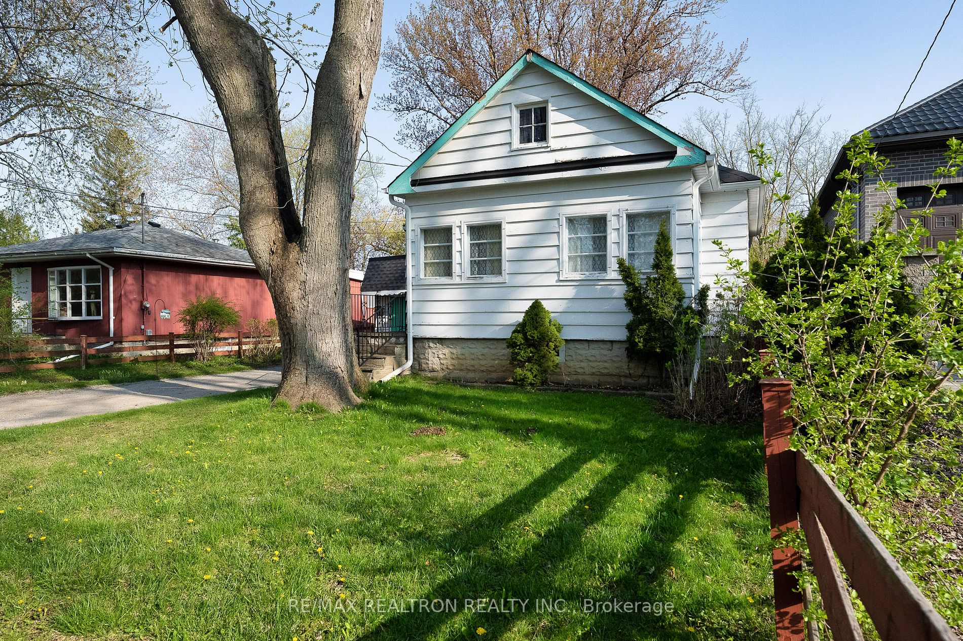 32 Douglas Rd
