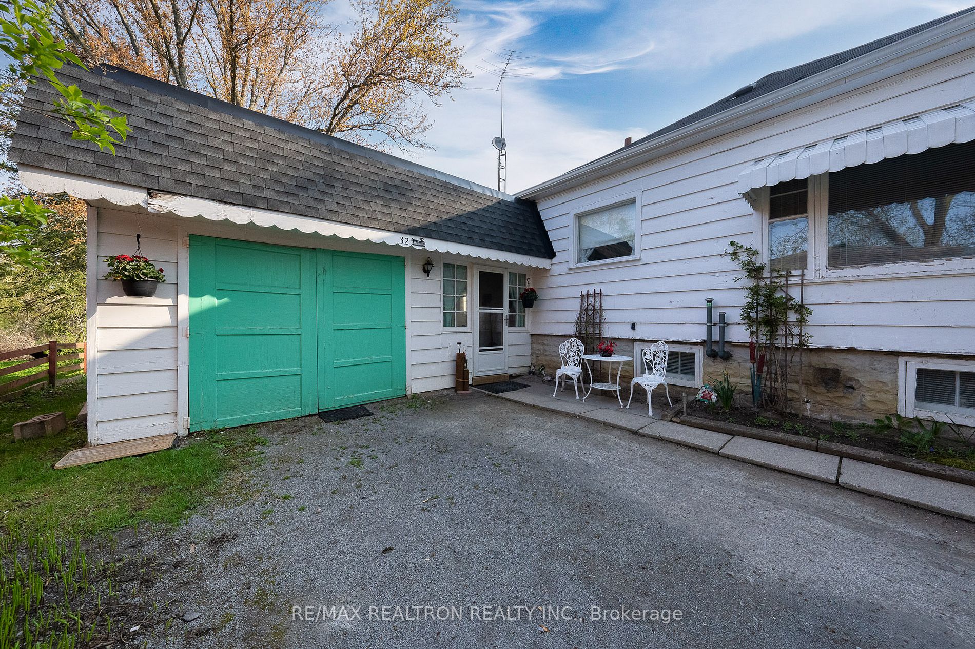 32 Douglas Rd