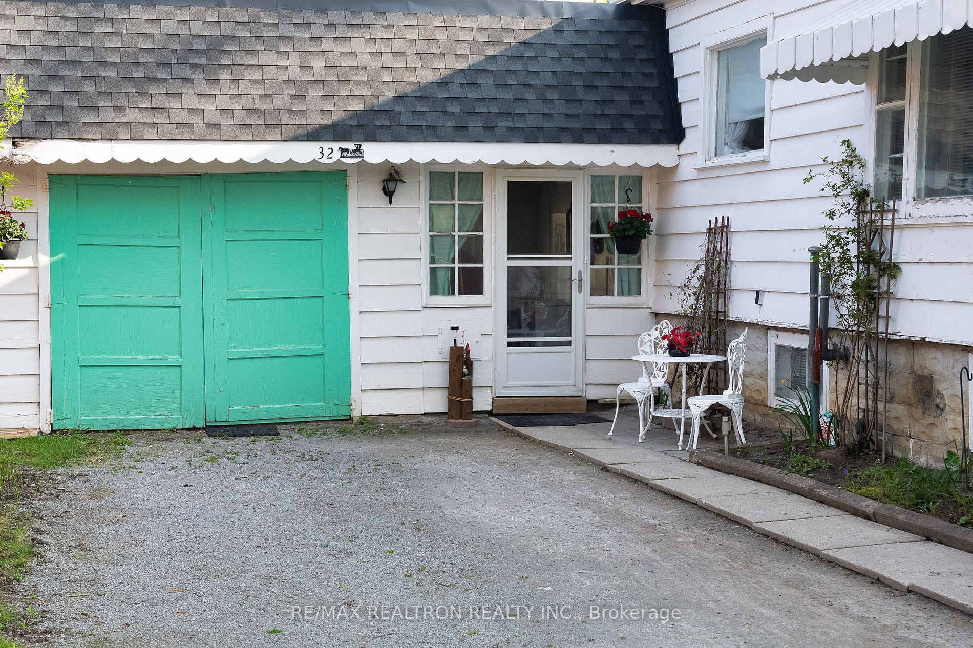 32 Douglas Rd