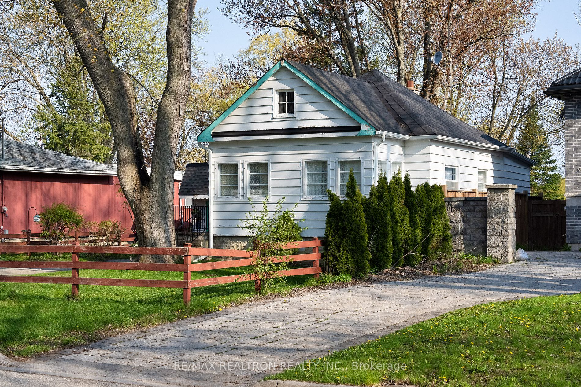 32 Douglas Rd