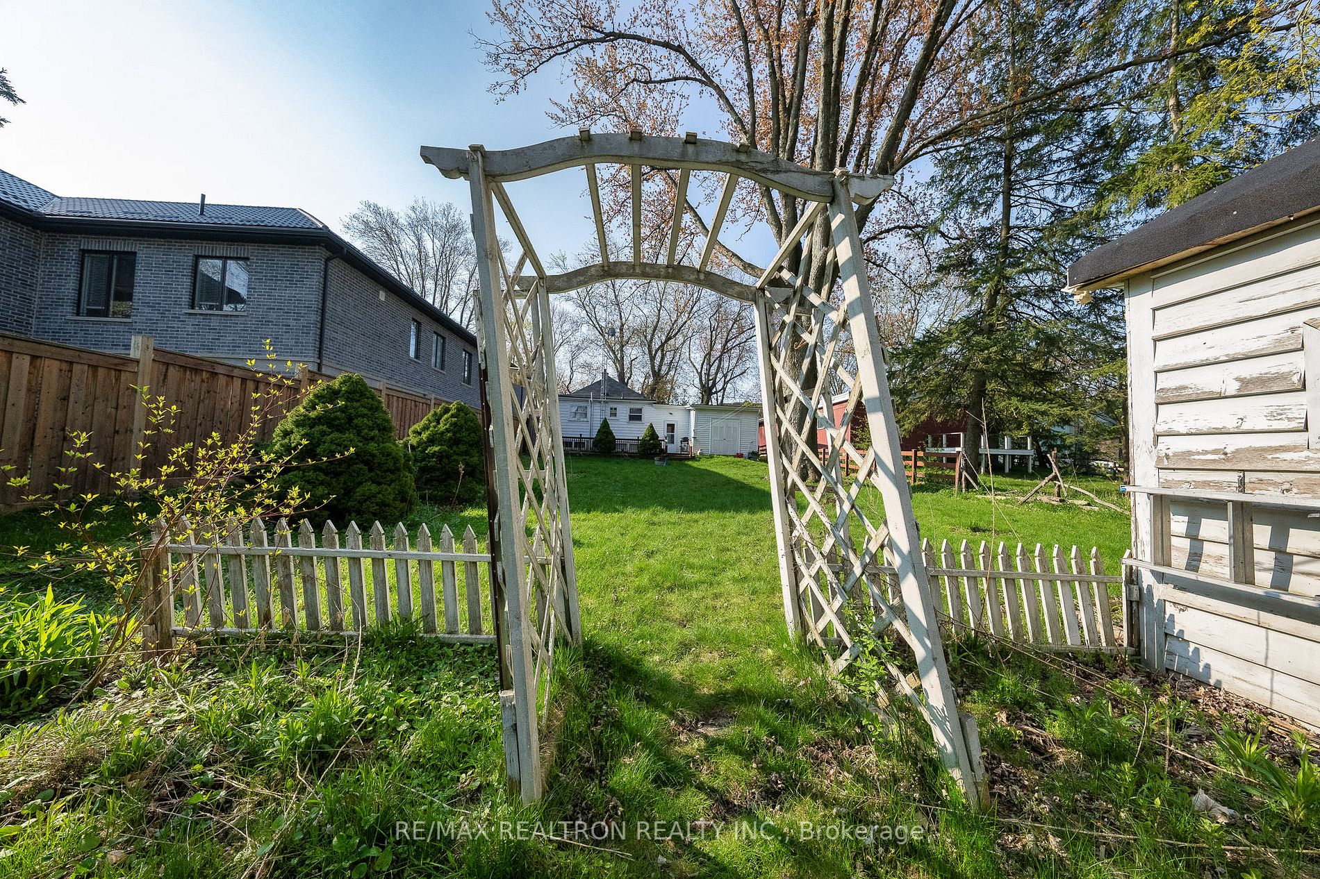 32 Douglas Rd