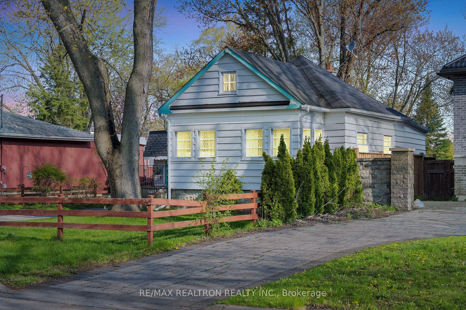 32 Douglas Rd