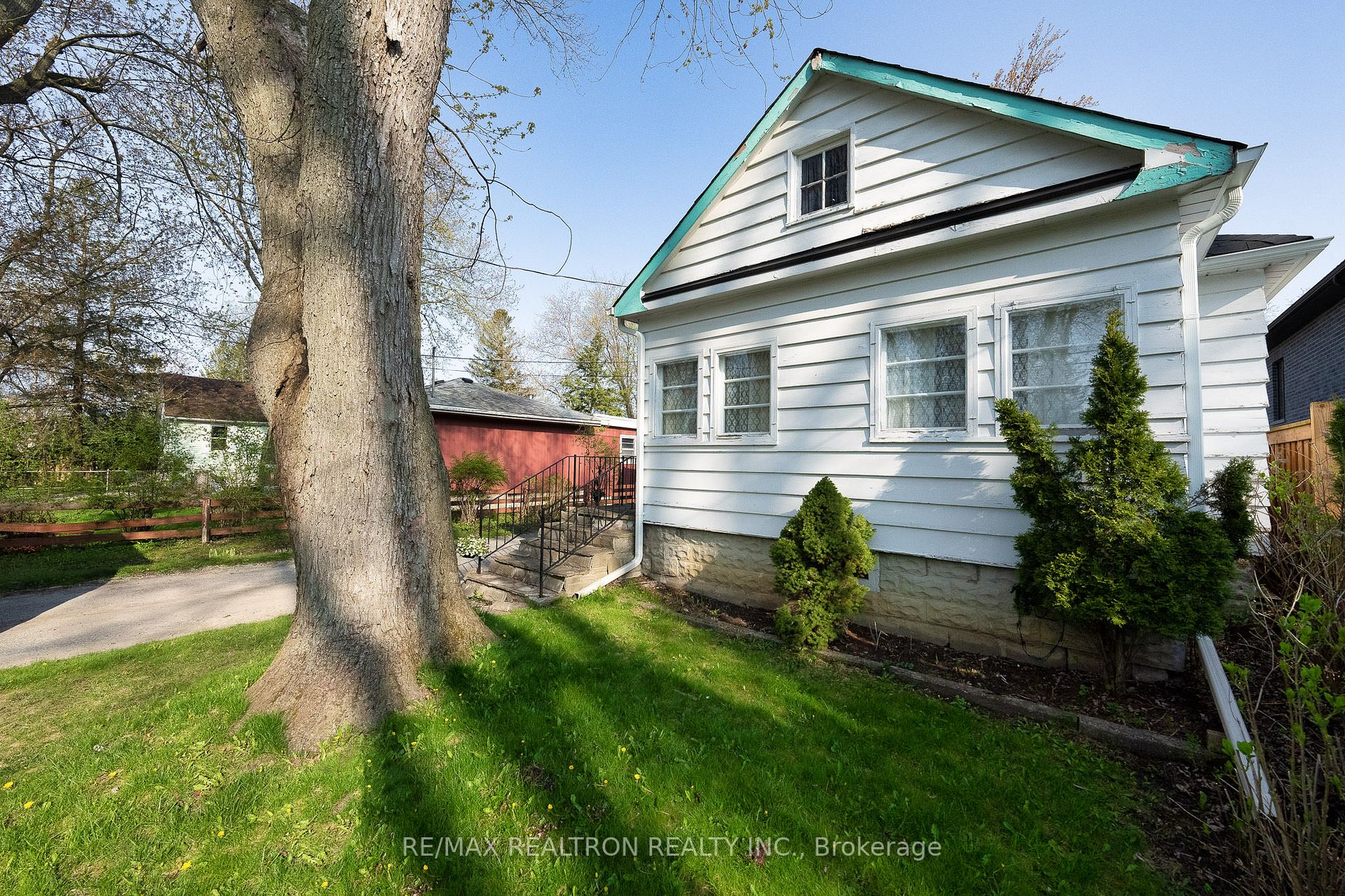 32 Douglas Rd